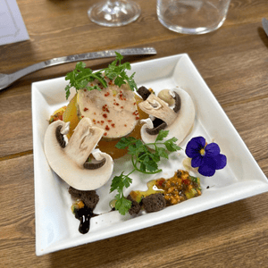 plateau repas avec champignons et filet de veau