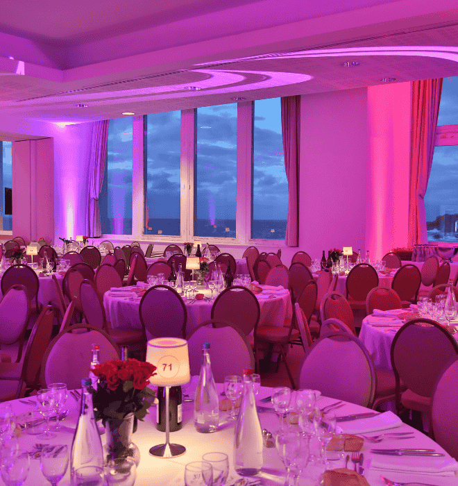 salle de mariage avec tables et assiettes préparées par jardins et saveurs